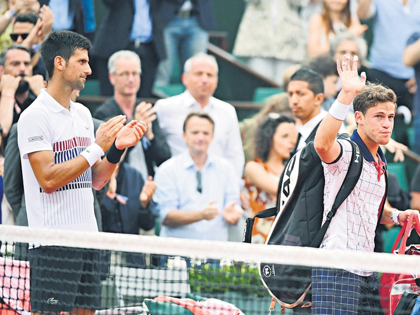 Schwartzman abandona el court central, Djokovic se prendió en la ovación del público.