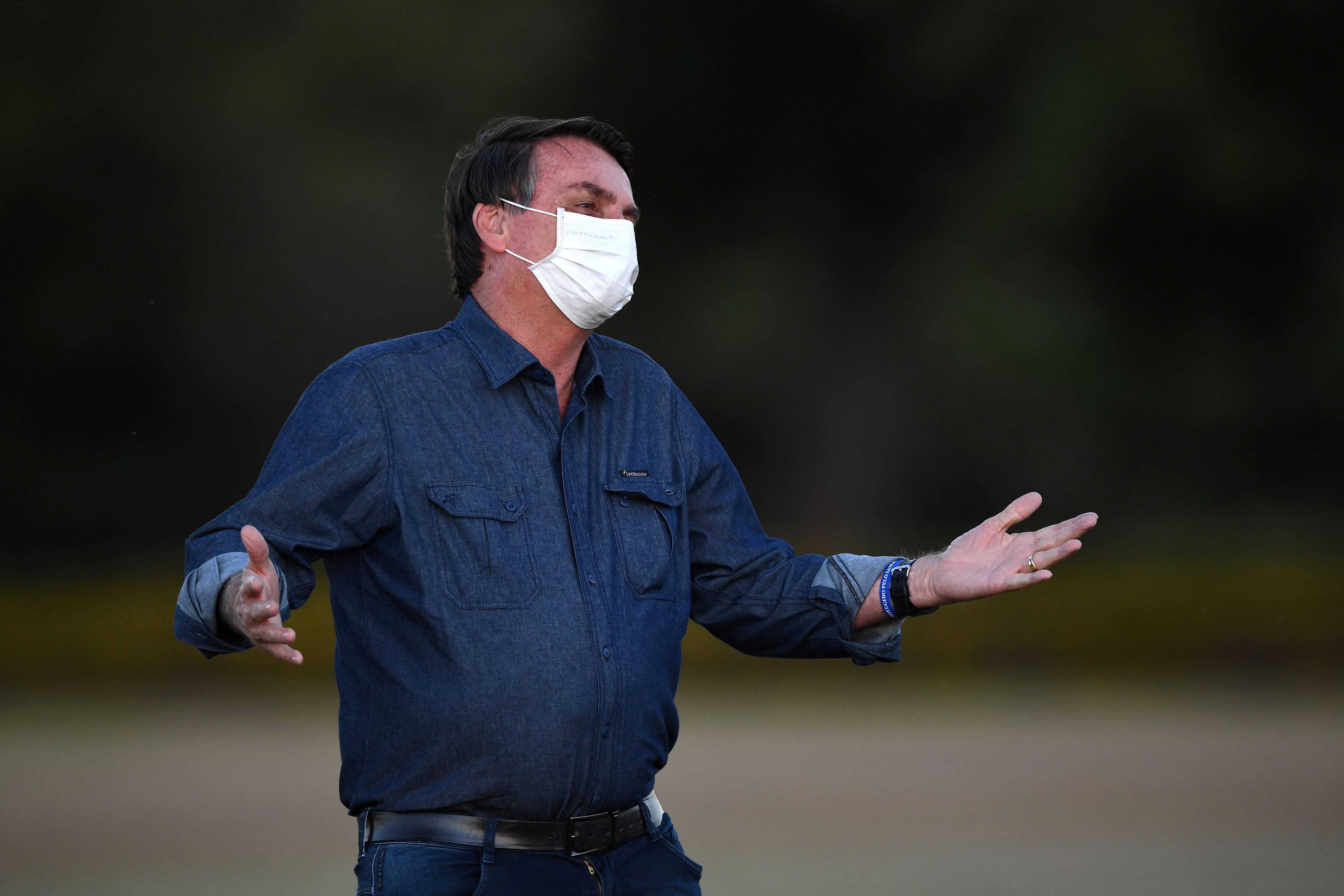 Bolsonaro, que el miércoles reveló que volvió a dar positivo de covid-19, rechaza la cuarentena. 