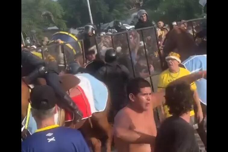 Momentos de tensión y violencia se vivieron en el ingreso de los simpatizantes rosarinos.