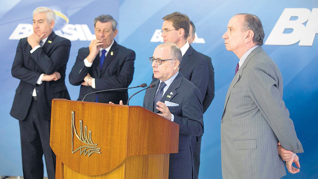 Jorge Faurie, canciller argentino, junto a sus pares del Mercosur y el representante de la Comisión Europea.