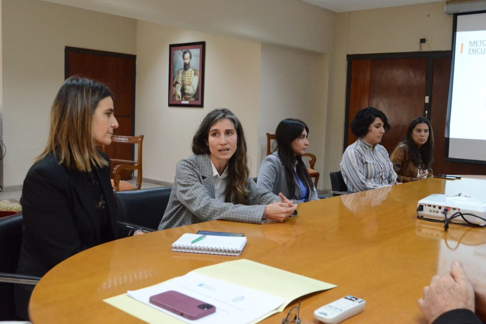 Reunión entre funcionarixs por la encuesta de hogares monomarentales