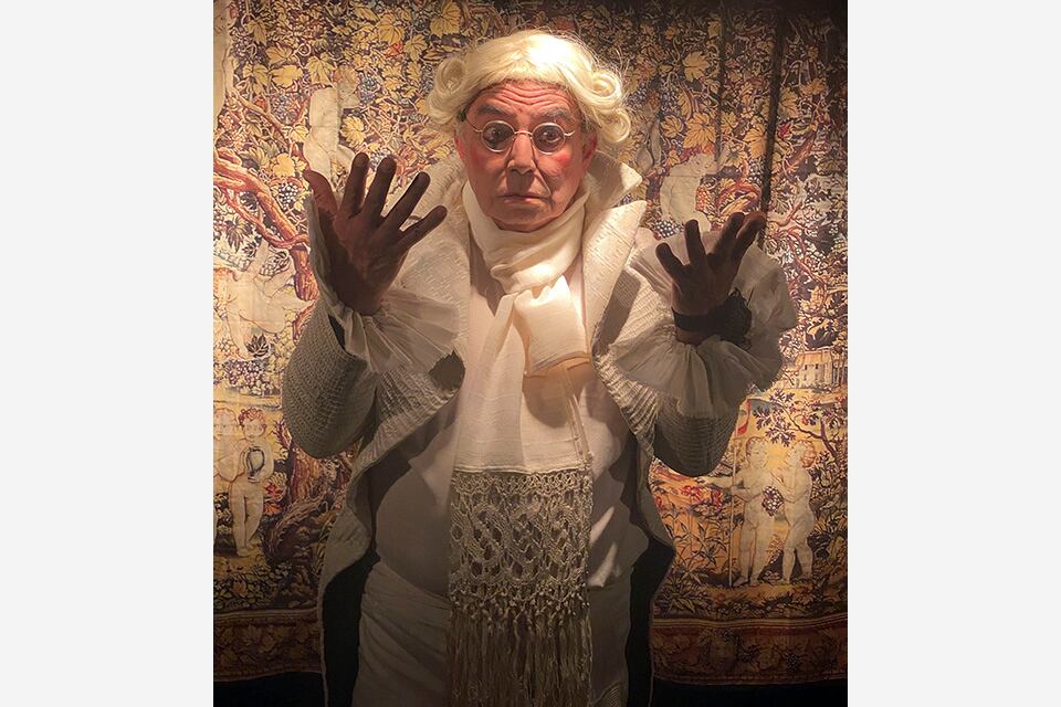 Pacheco en la piel del sastre sobre el que gira la obra.