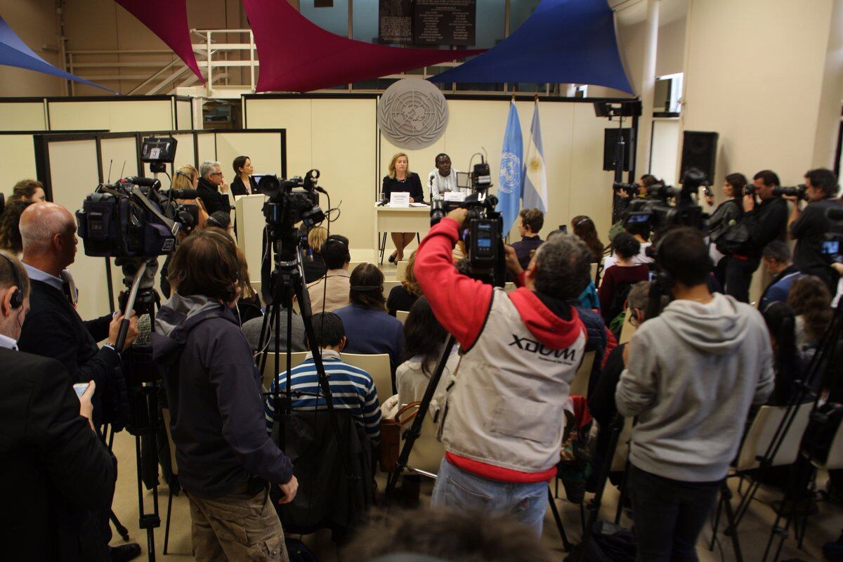 Elina Steinerte y Sètondji Roland Adjovi en la presentación de sus conclusiones.
