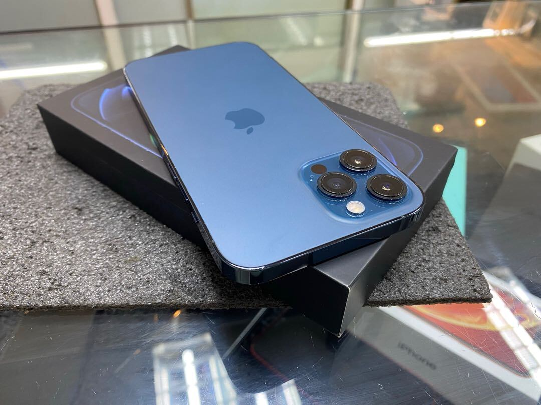 El gobierno revocó el permiso de venta de todos los modelos del iPhone 12 y 13 que no lleven el cargador incluido. (Foto: EFE).