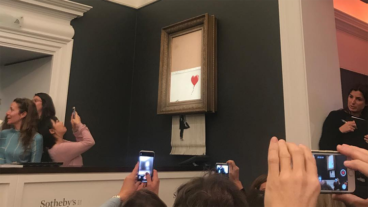 El momento en que se autodestruyó la tela de Banksy
