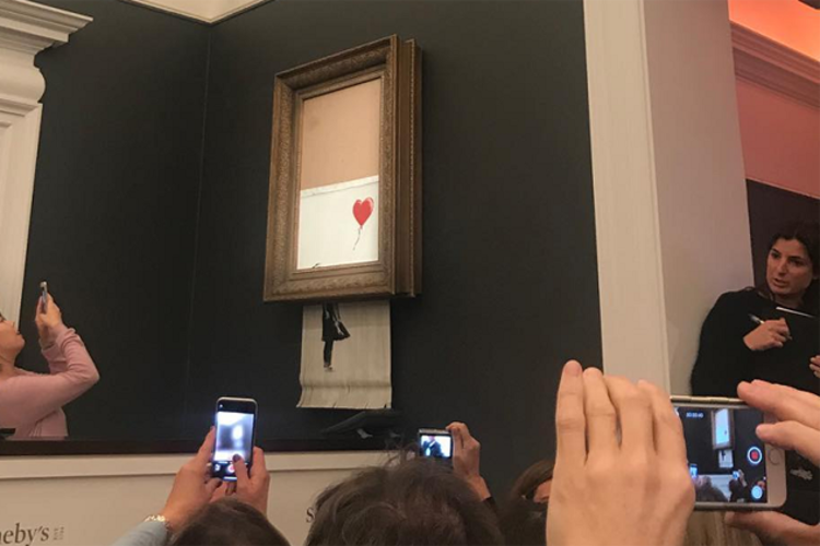 El momento en que se autodestruyó la tela de Banksy