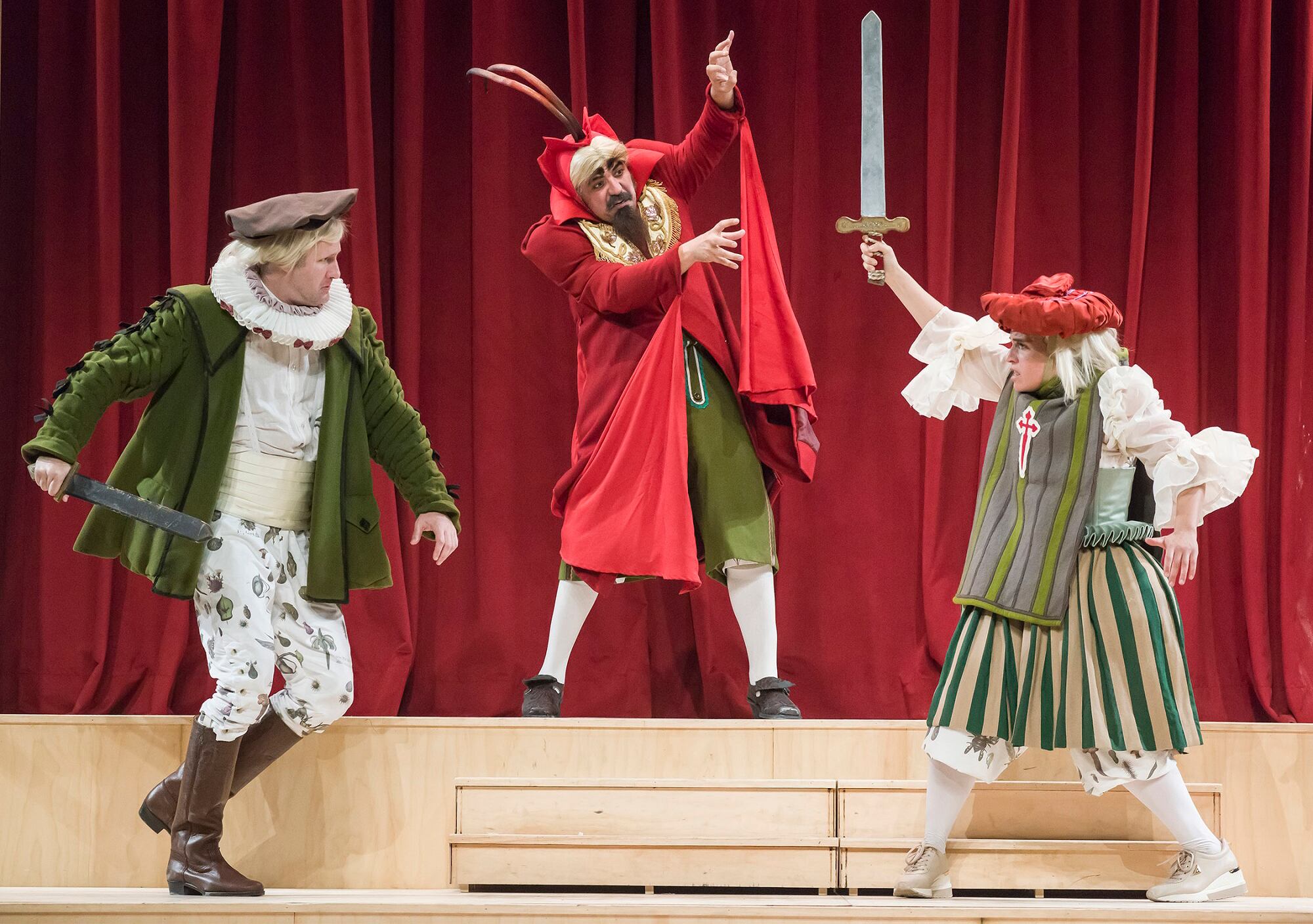 En escena, 6 actores interpretan 19 personajes y tocan instrumentos en vivo.