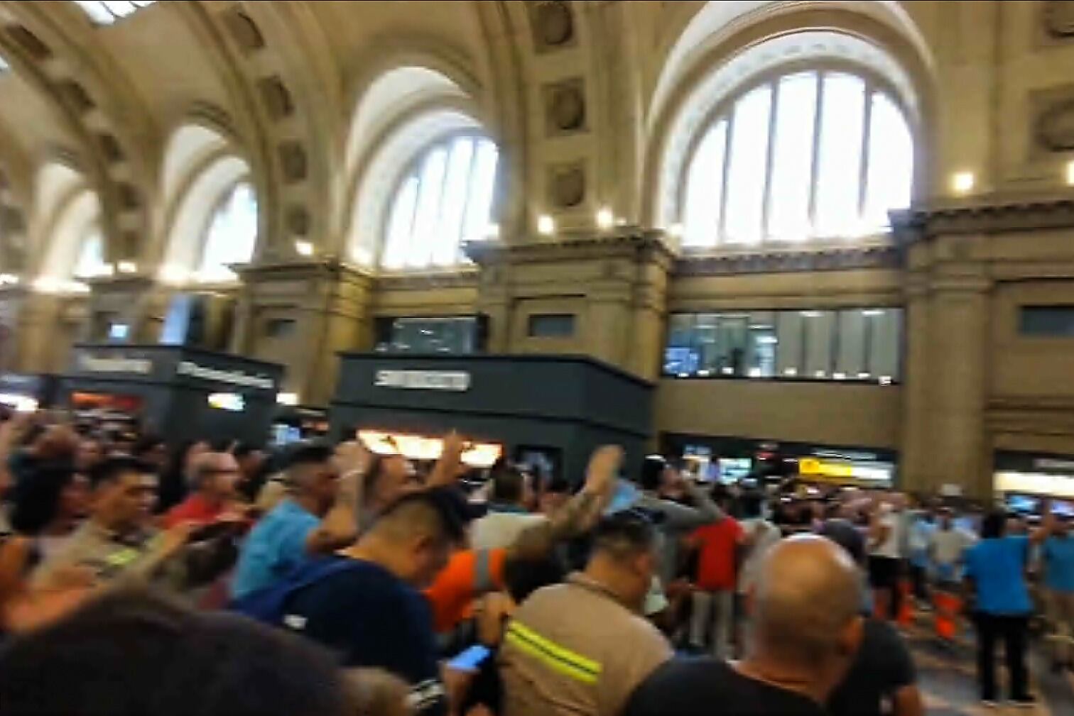 Un momento de la protesta, a la que se sumaron usuarios.