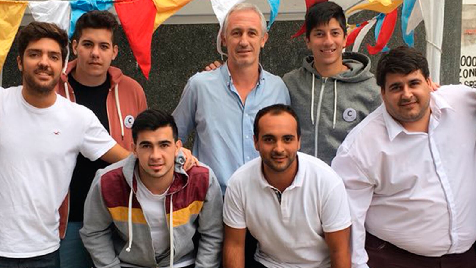 Cunha (de celeste, en el centro) rodeado de jóvenes militantes.