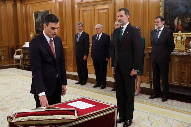 Sánchez, al momento de jurar como nuevo presidente del gobierno de España.