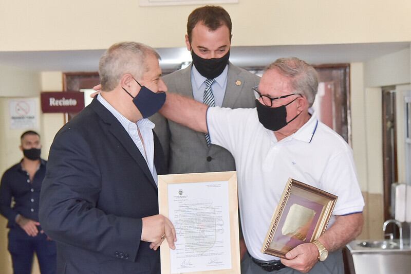 Causarano, con Juan de la Cruz Kairuz. En el centro, el presidente del Concejo, Darío Madile
