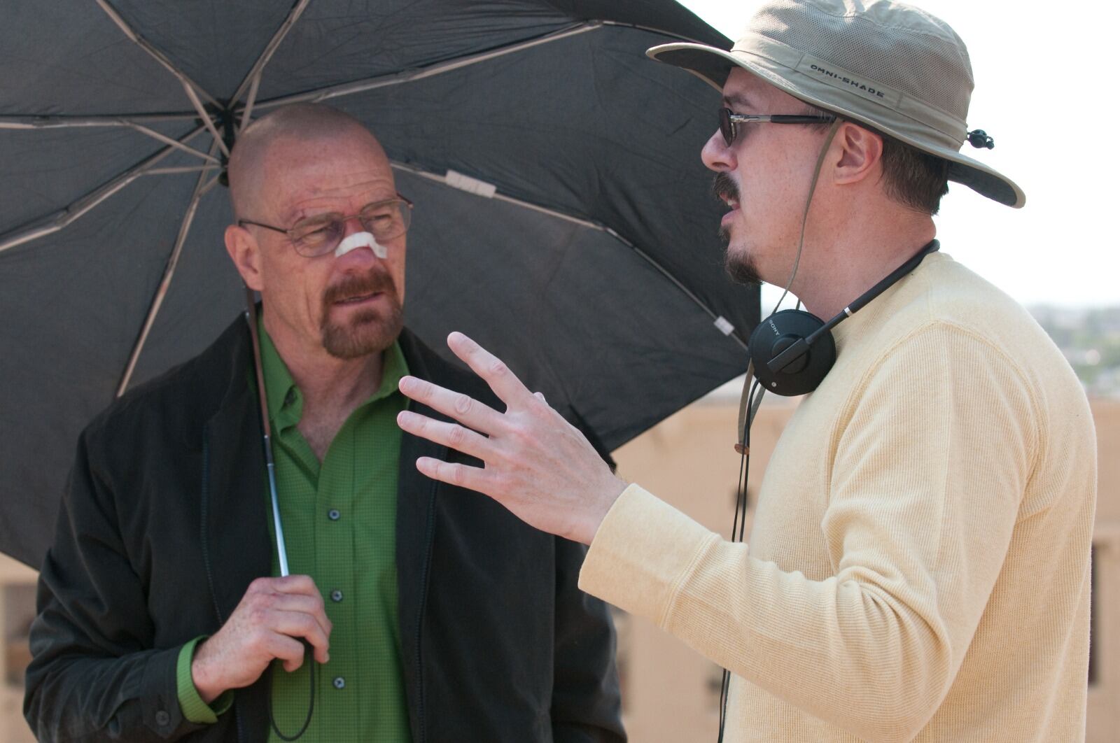 Bryan Cranston como Walter White, recibiendo instrucciones de Vince Gilligan.