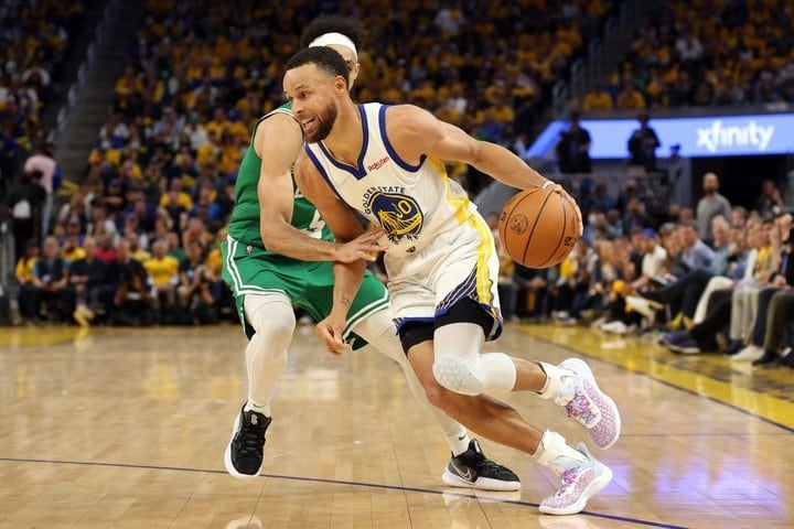 Stephen Curry con el balón durante el primer partido de la serie. 