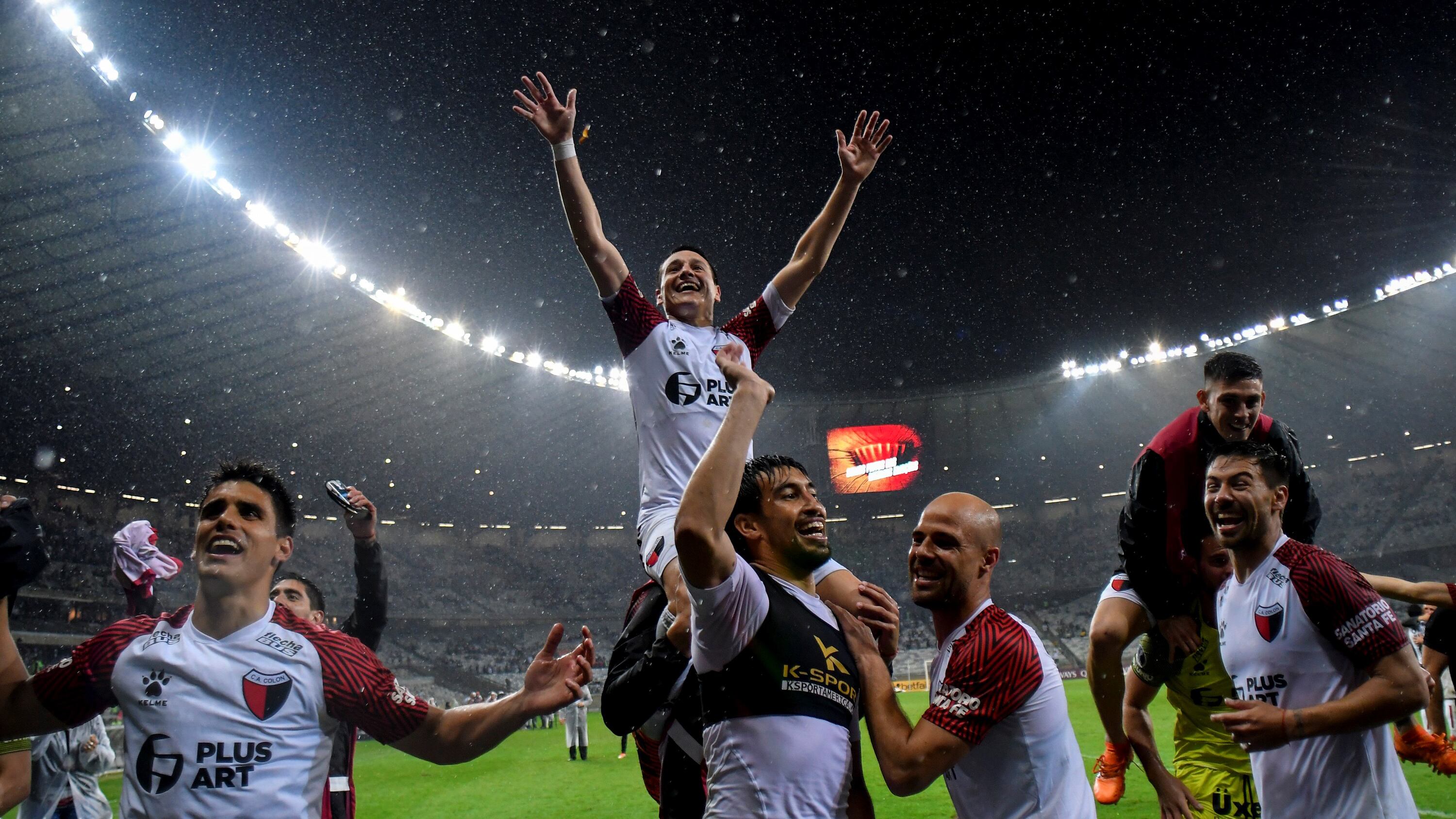Los jugadores de Colón festejan en el Mineirao.