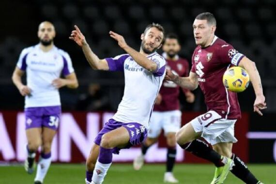 Pezzella disputa el balón con el goleador Belotti.