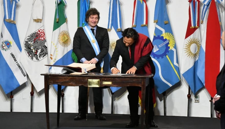 Milei y Sáenz, durante la firma del Pacto de Mayo, en julio de 2024