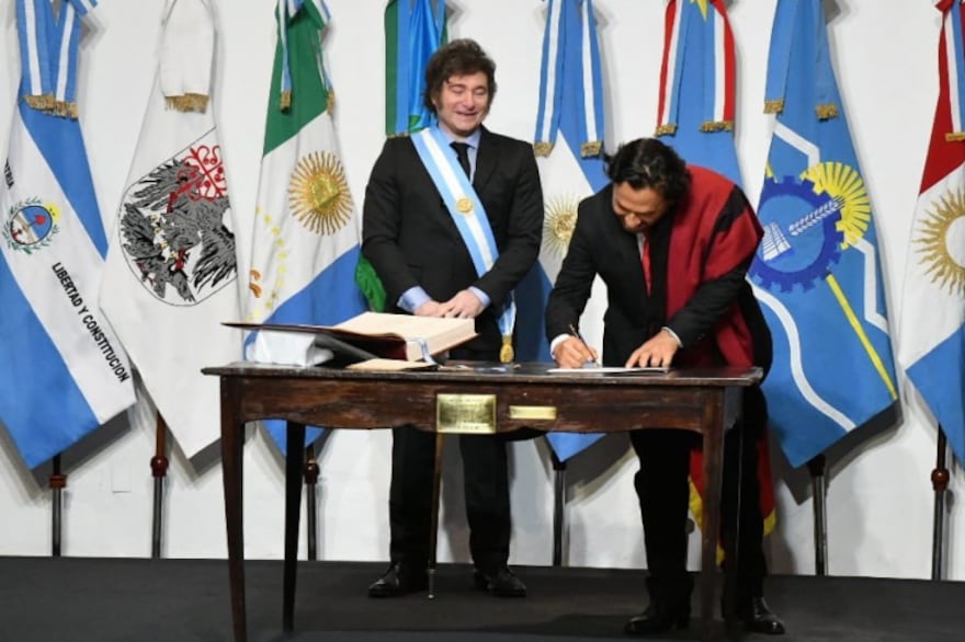 Milei y Sáenz, durante la firma del Pacto de Mayo, en julio de 2024