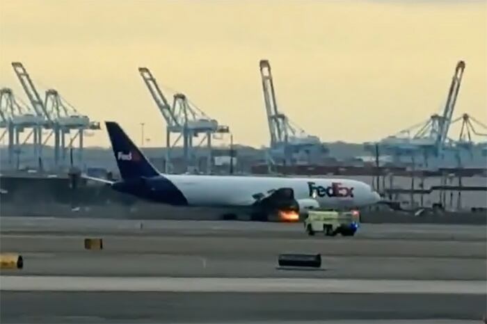 Un avión de carga con fuego en la turbina.