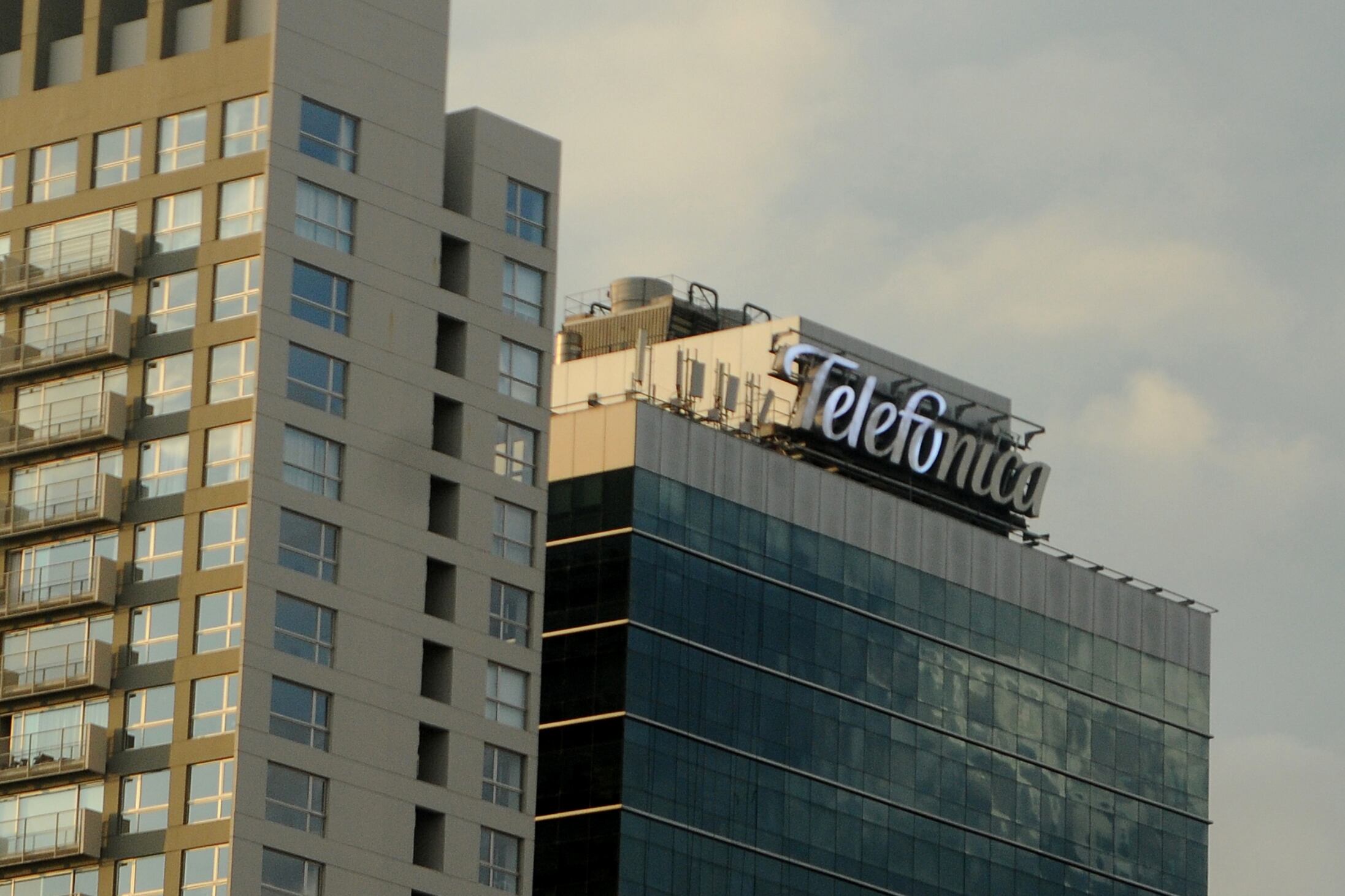 La venta de algunos activos le permitirá utilizar el dinero para bajar la deuda y mejorar su perfil en Bolsa.