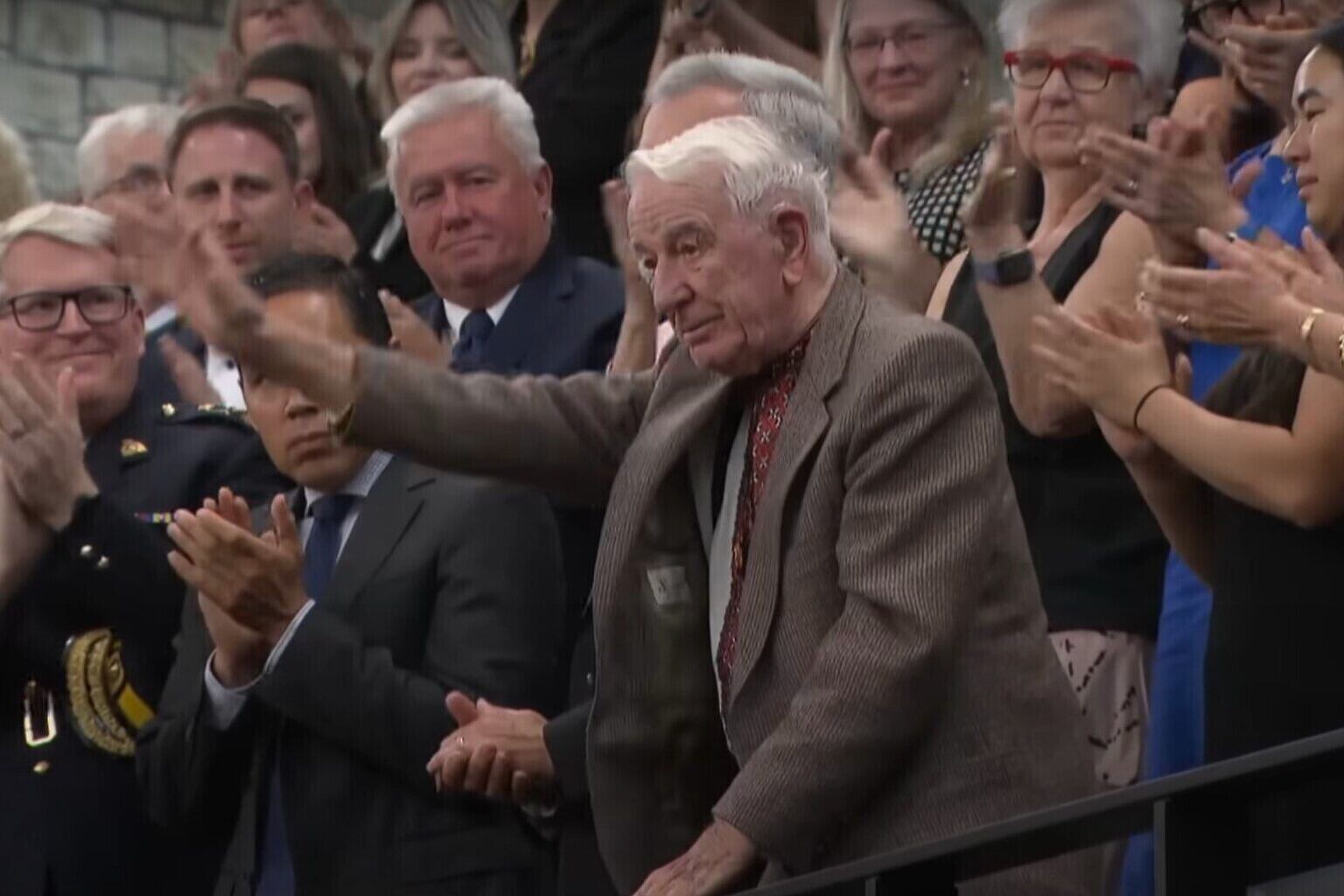 A Yaroslav Hunka, un ucraniano que fue miembro de las SS, parece escapársele un saludo nazi.