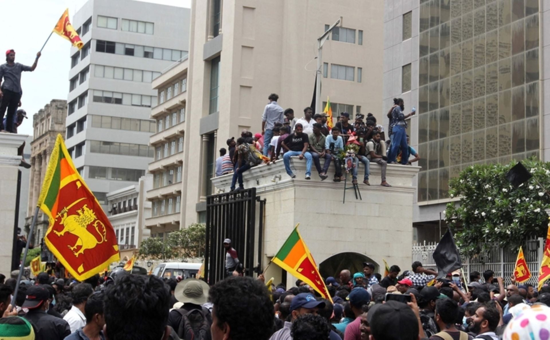 Manifestante superaron el perímetro de seguridad y tomaron la residencia presidencial, en Colombo, capital de Sri Lanka. (Foto: AFP)