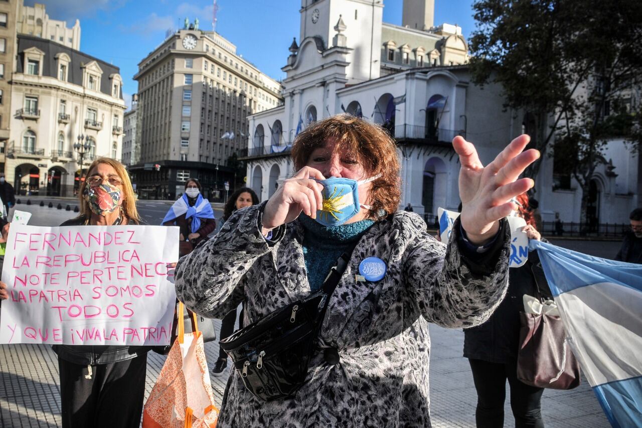 Marcha anticuarentena en Plaza de Mayo.