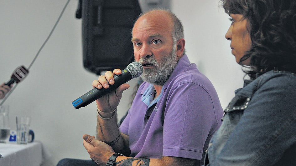 Sergio Maldonado y su abogada, Verónica Heredia, en la sede de Amnistía Internacional.