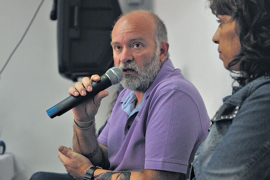 Sergio Maldonado y su abogada, Verónica Heredia, en la sede de Amnistía Internacional.