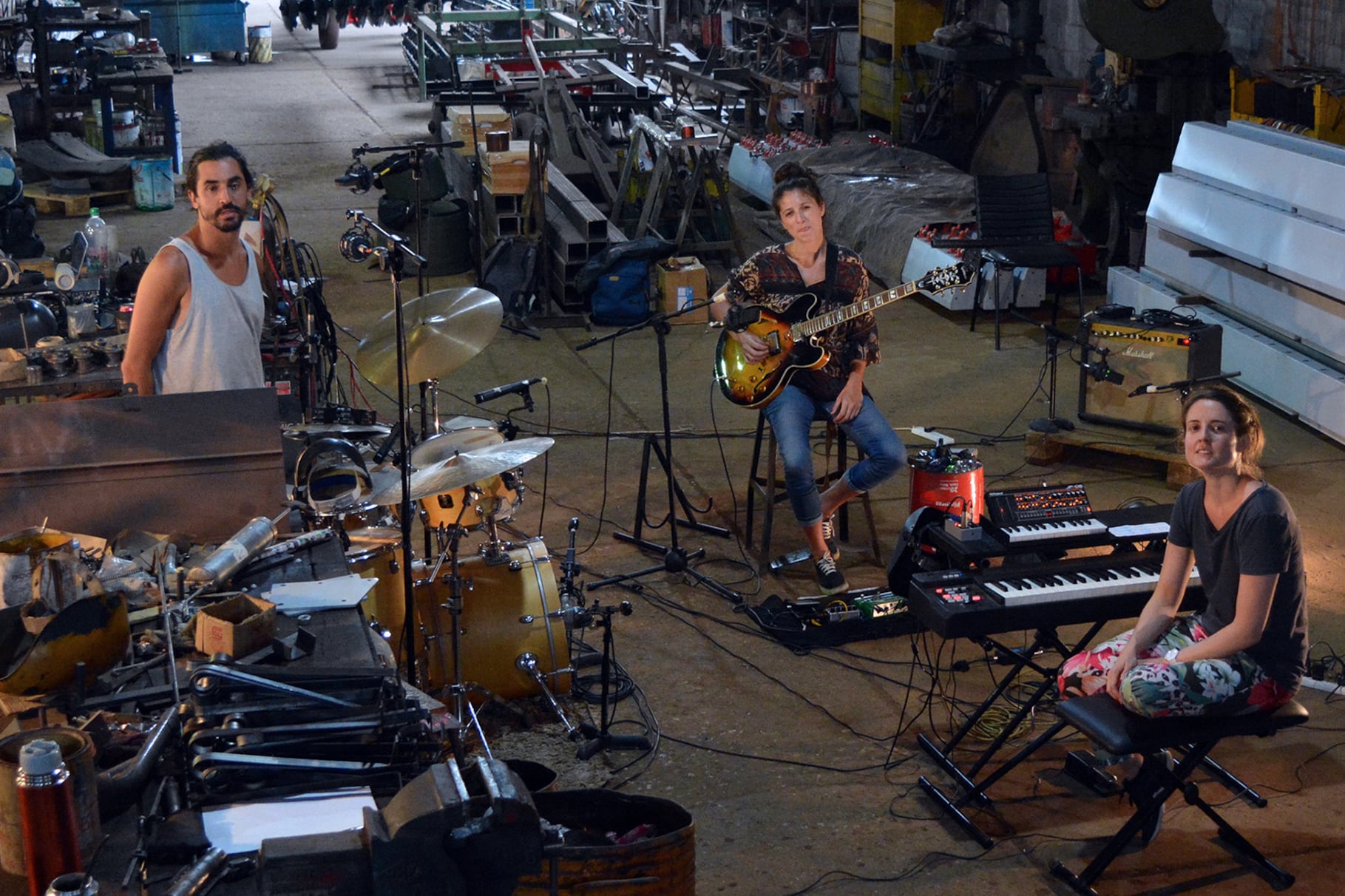 Gerónimo Mangini (batería), Luciana Bass (guitarra) y Rocío Giménez López (piano) integran Pez Blob.