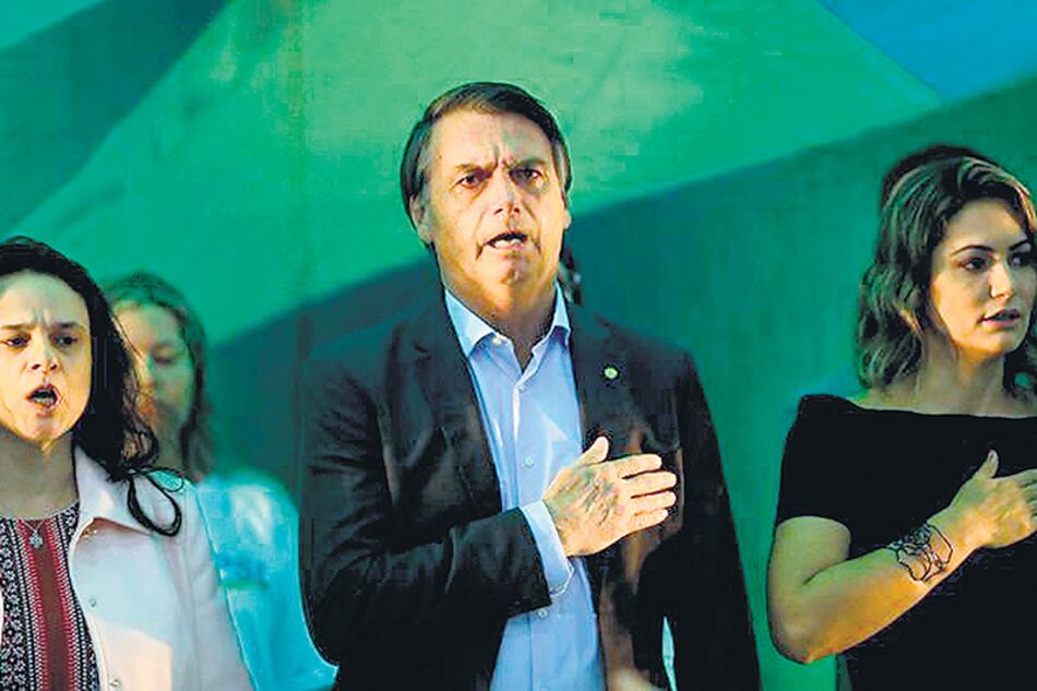 Jair Bolsonaro presentó a Janaina Paschoal (izq.) en el acto de lanzamiento de este domingo.