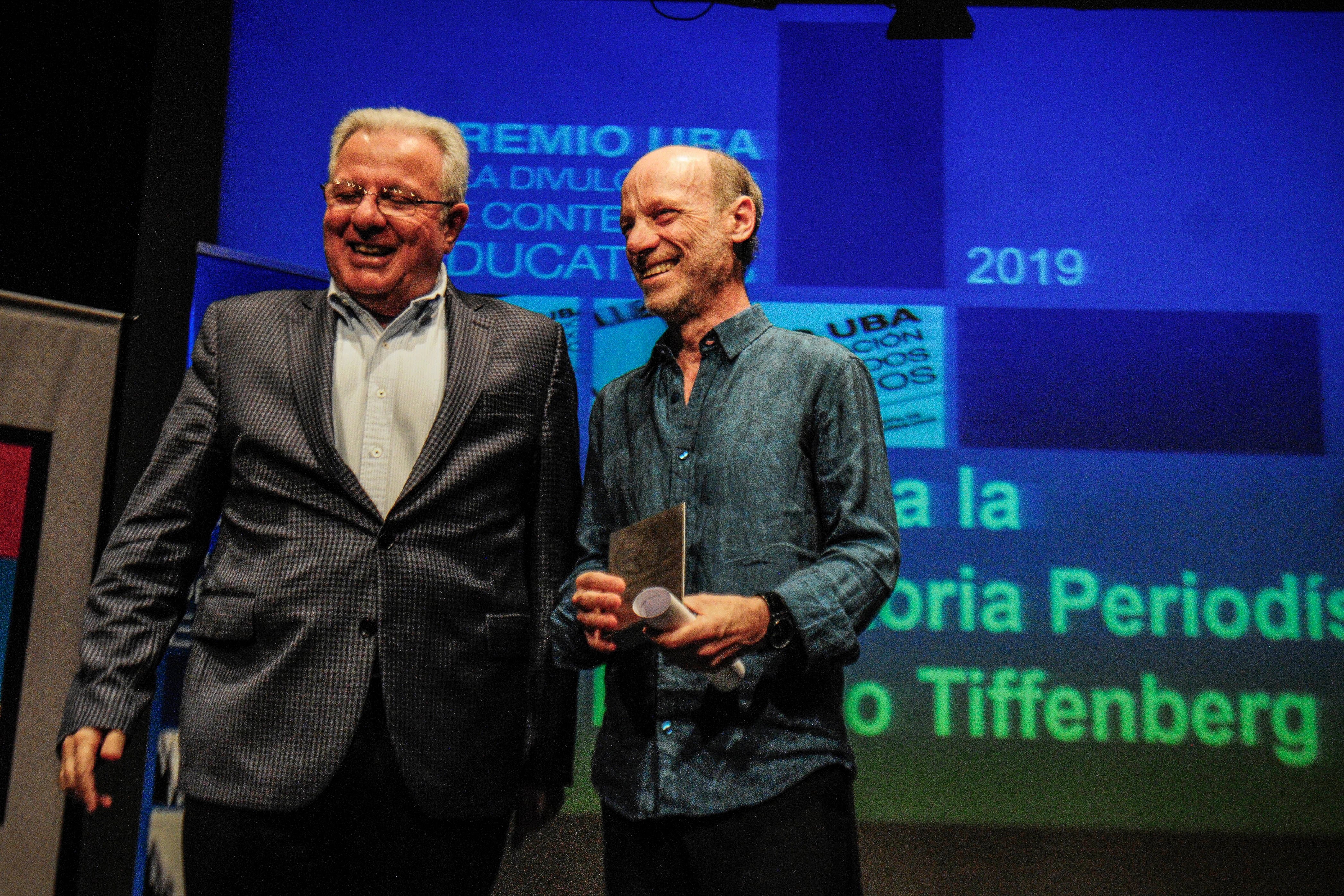 Ernesto Tiffenberg recibió el reconocimiento de las manos del rector de la UBA, Alberto Barbieri.
