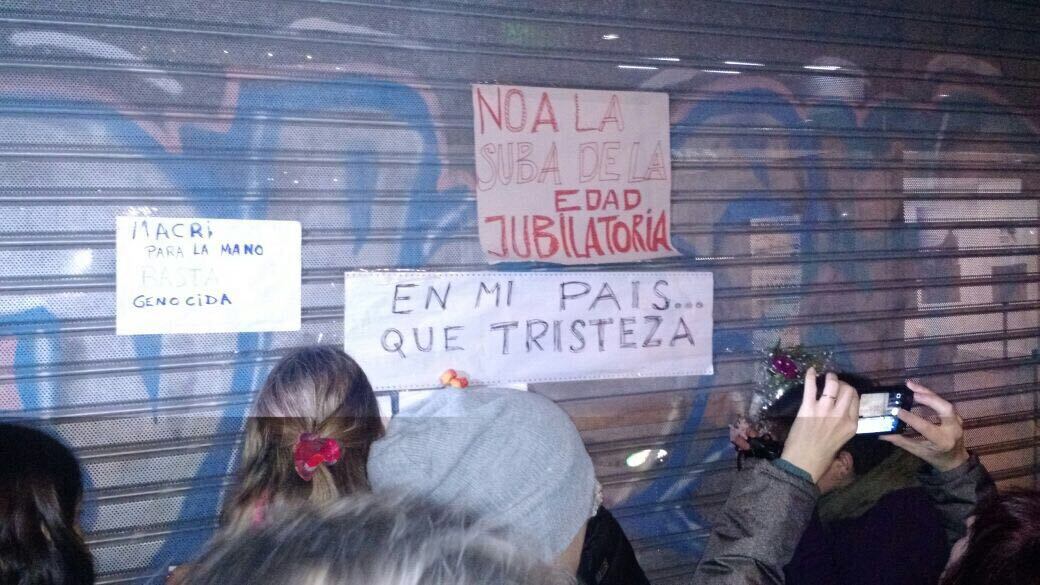 Vecinos de Mar del Plata se acercaron a la sede de la ANSES con flores y carteles.