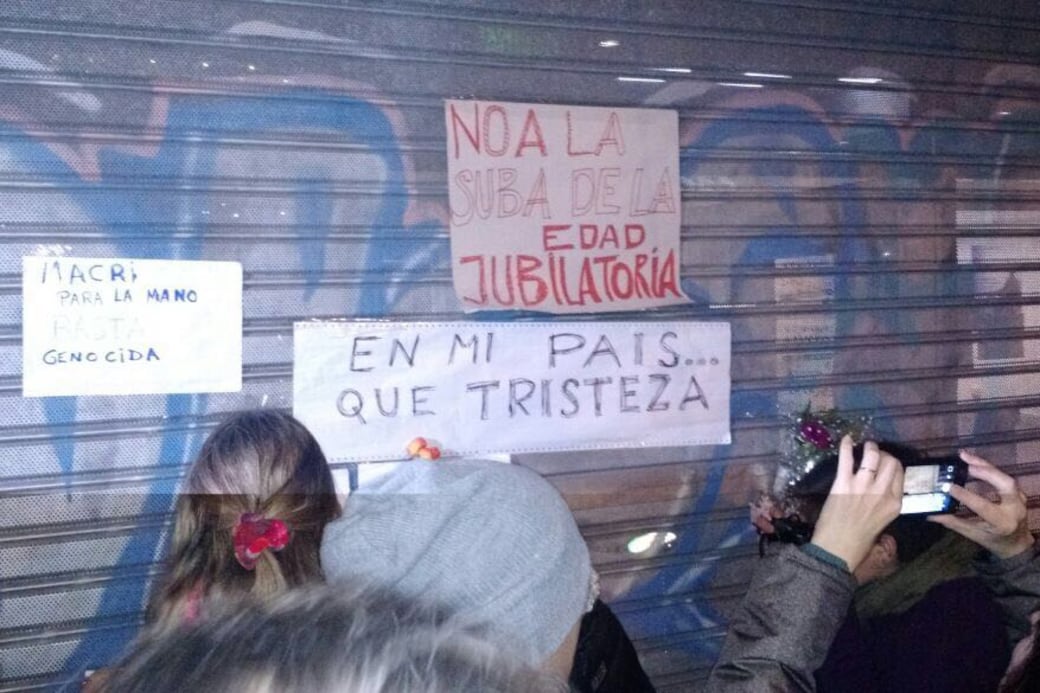 Vecinos de Mar del Plata se acercaron a la sede de la ANSES con flores y carteles.