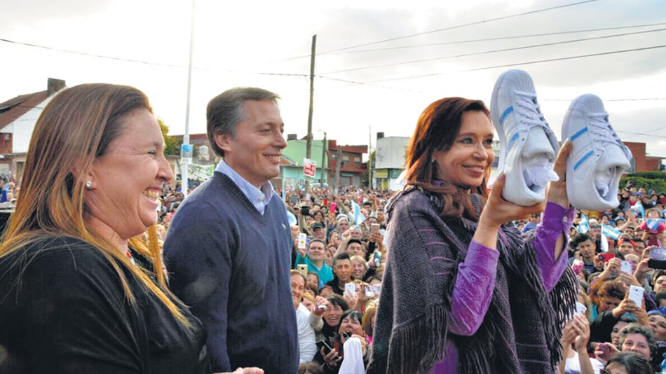 Cristina Kirchner junto al intendente Fernando Gray en el acto de ayer en Esteban Echeverría.