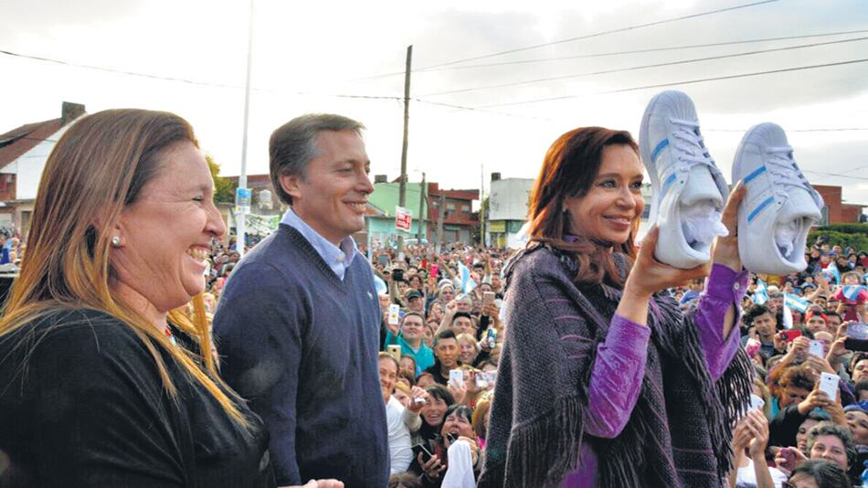 Cristina Kirchner junto al intendente Fernando Gray en el acto de ayer en Esteban Echeverría.