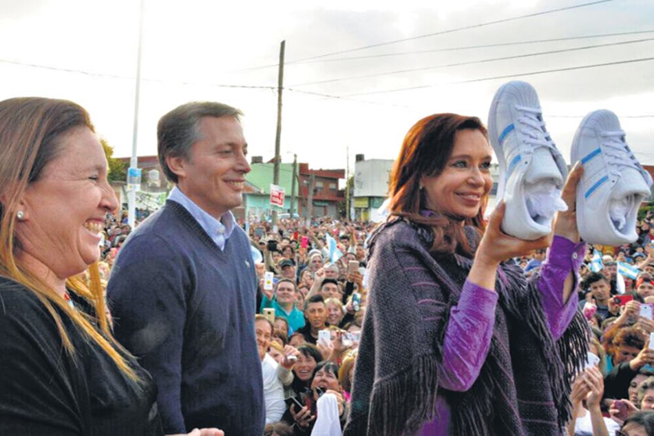 Cristina Kirchner junto al intendente Fernando Gray en el acto de ayer en Esteban Echeverría.