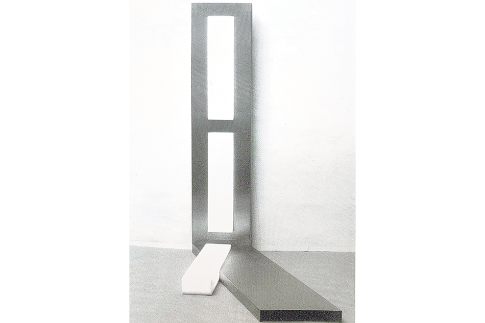 “Diagonal y Corrientes”, 1967, de Margarita Paksa. Acero, acrílico y luz; 190x146x110 cm. Abajo: ¨Última escena II” (1998, detalle), de Paksa; backlight digital; 150x100x14 cm.