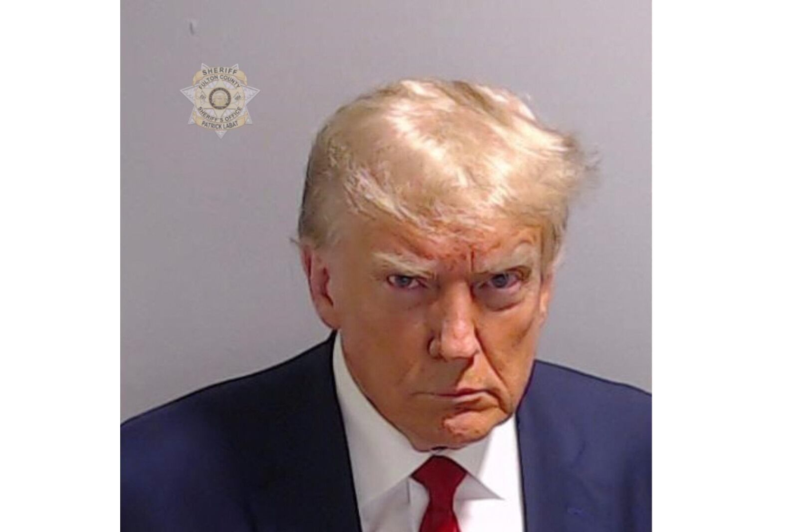 Foto de prontuario policial de Donald Trump.