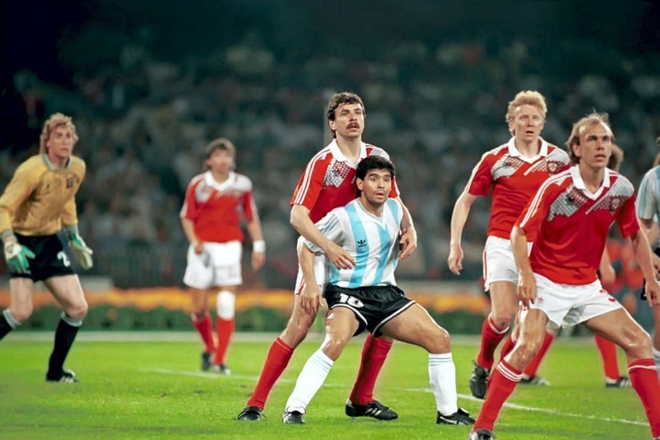 Los soviéticos rodean a Maradona en el 2-0 de Italia '90
