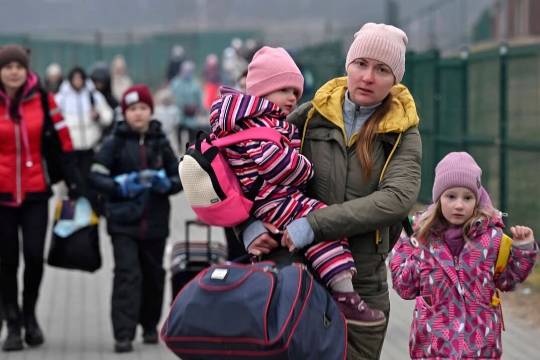 El número de refugiados y desplazados en el mundo rondaba los 90 millones de personas a fines de 2021 y se le sumaron los 14 millones de ucranianos que tuvieron que dejar sus hogares este año a causa de la guerra con Rusia. Foto: AFP.
