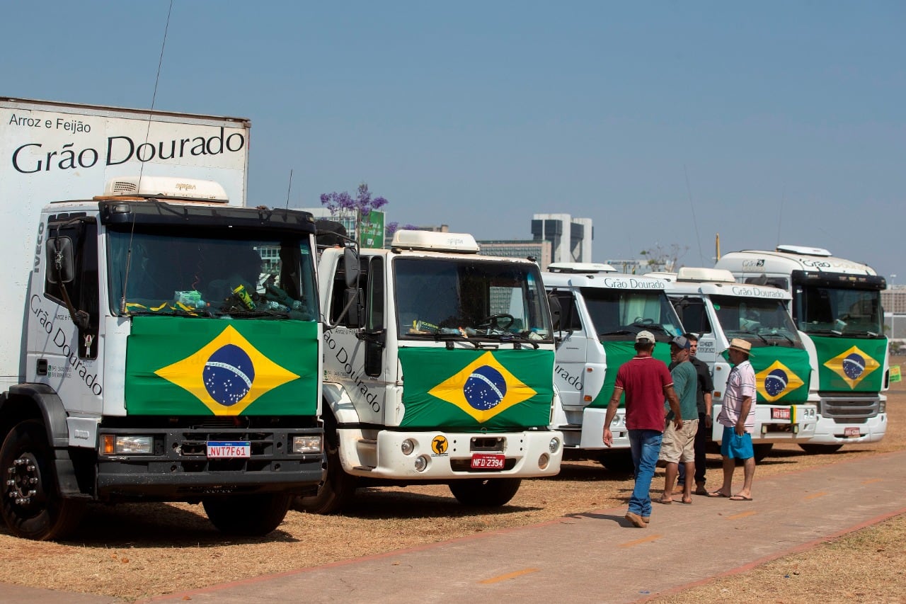 Grupos de camioneros bloquean la Explanada de Ministerios en Brasilia.