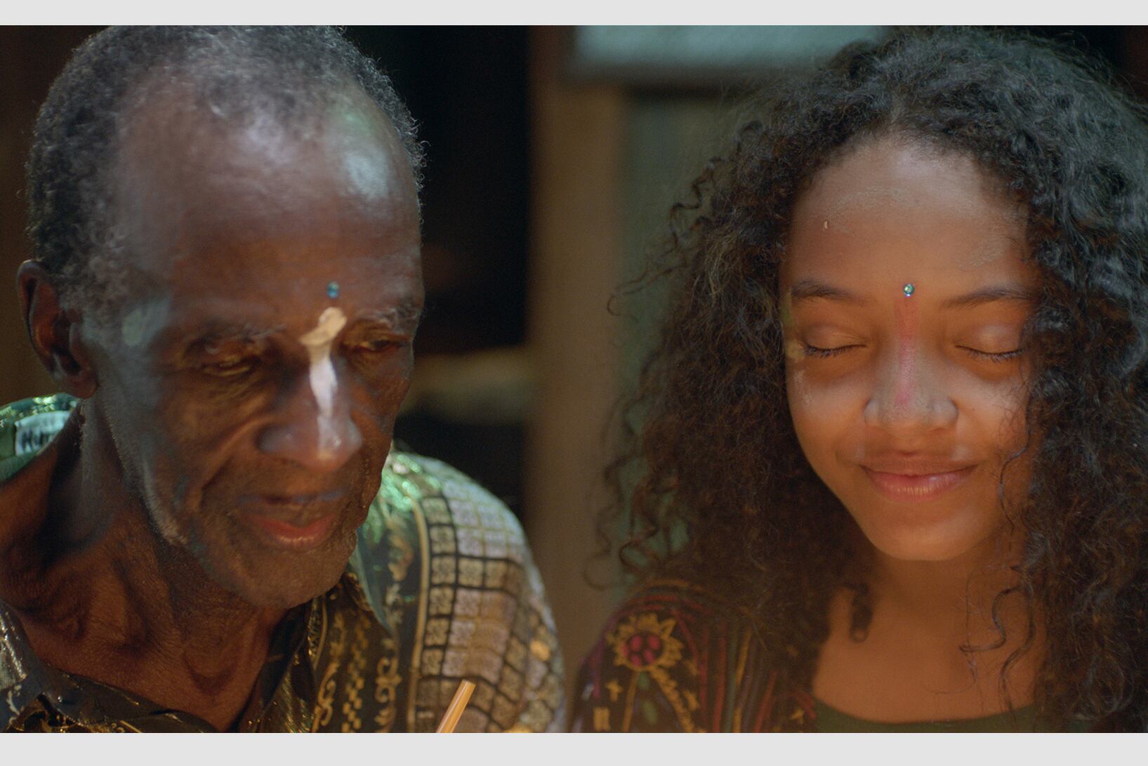 En la primera escena Selva se comunica con su madre a través de un ritual ancestral con animales.