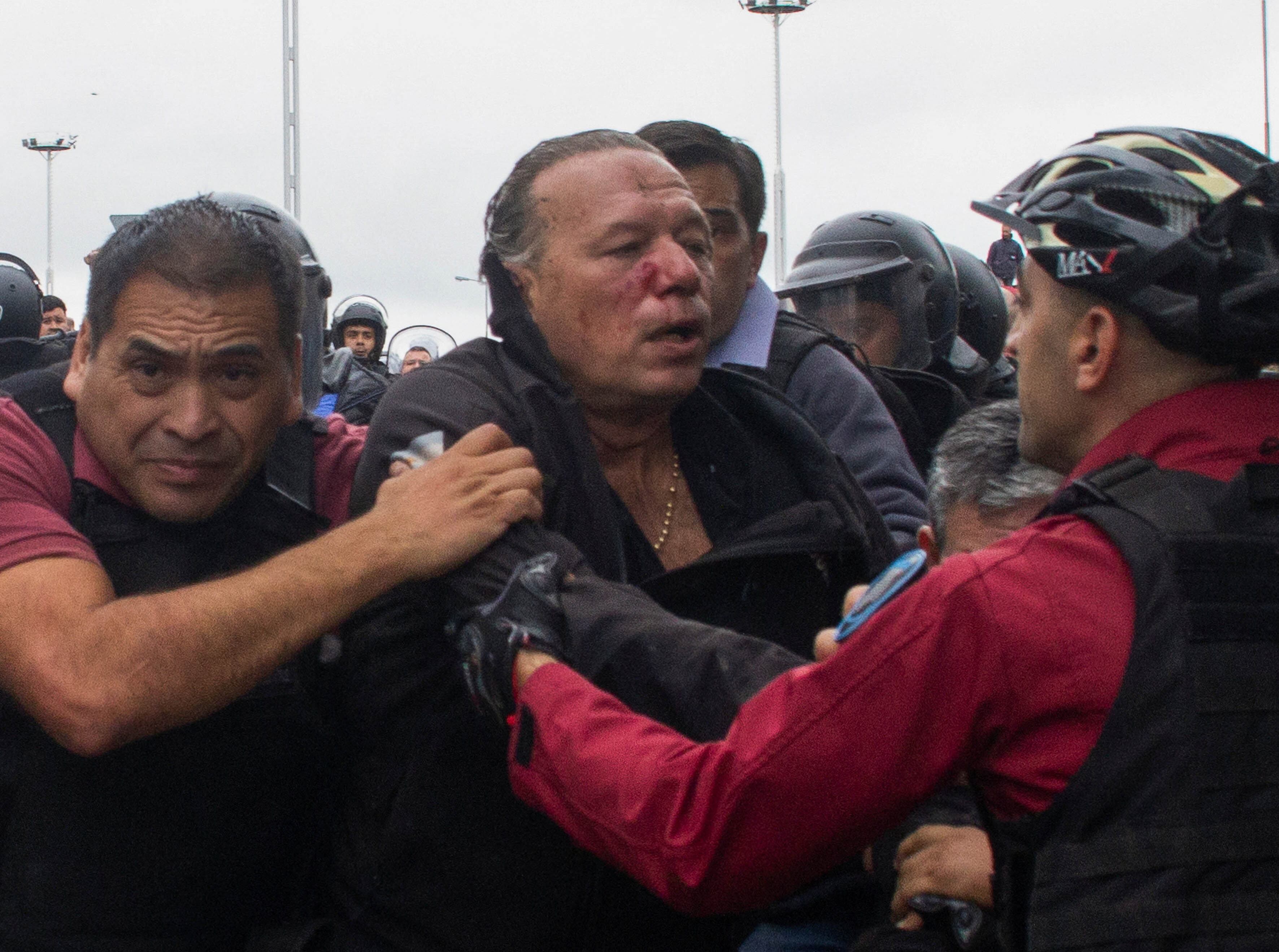 Entre gritos, Berni pedía organizar una reunión con los trabajadores. (Foto: NA)