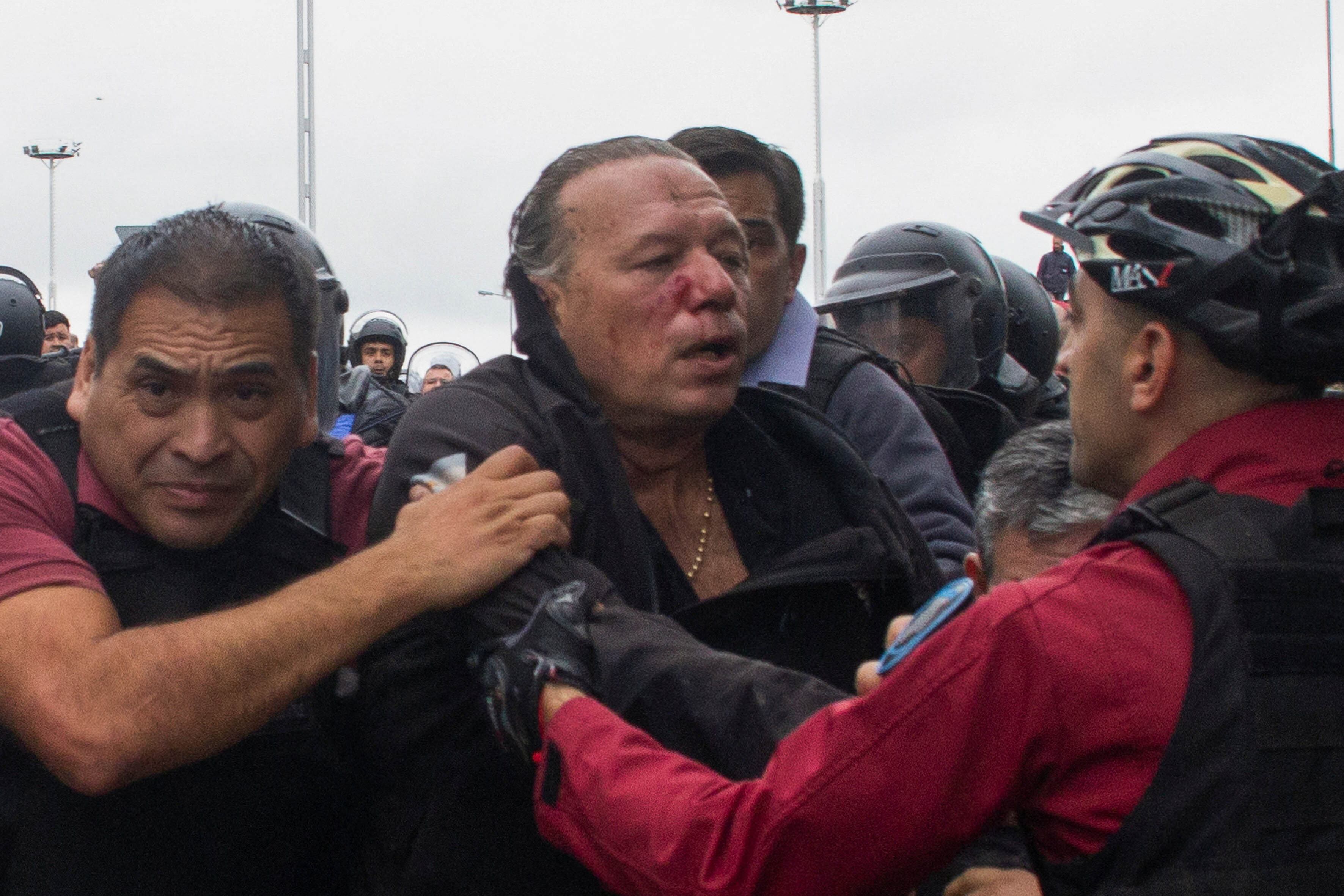 Entre gritos, Berni pedía organizar una reunión con los trabajadores. (Foto: NA)
