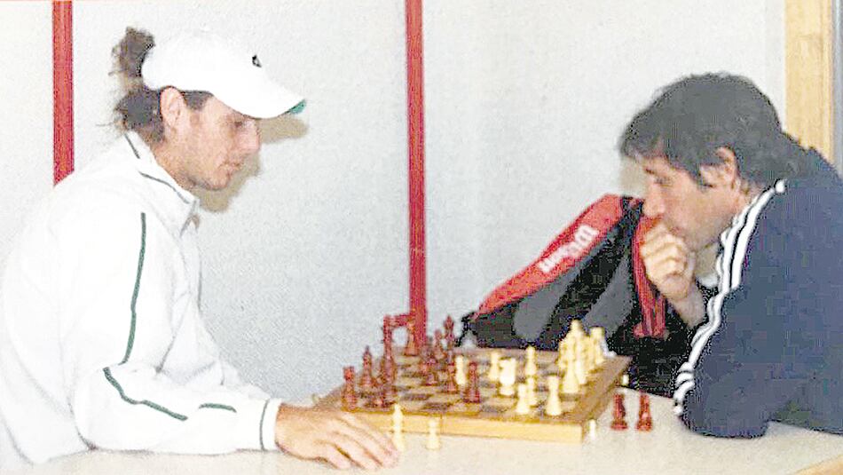 Pablo Pécora junto a Gastón Gaudio, en una partida de ajedrez.