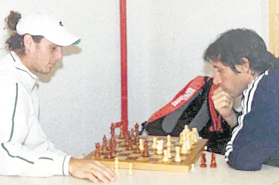 Pablo Pécora junto a Gastón Gaudio, en una partida de ajedrez.