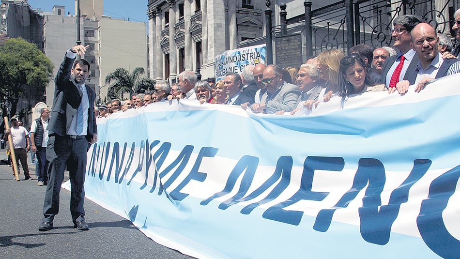 Empresarios pymes movilizados ante el Congreso. Un sujeto político que busca ocupar su espacio.