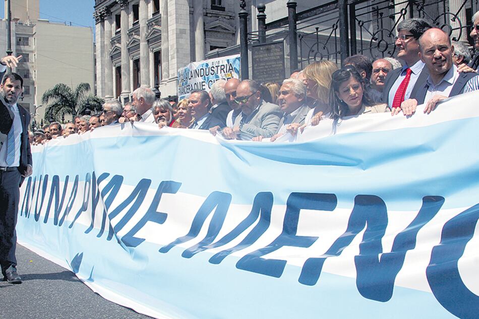 Empresarios pymes movilizados ante el Congreso. Un sujeto político que busca ocupar su espacio.