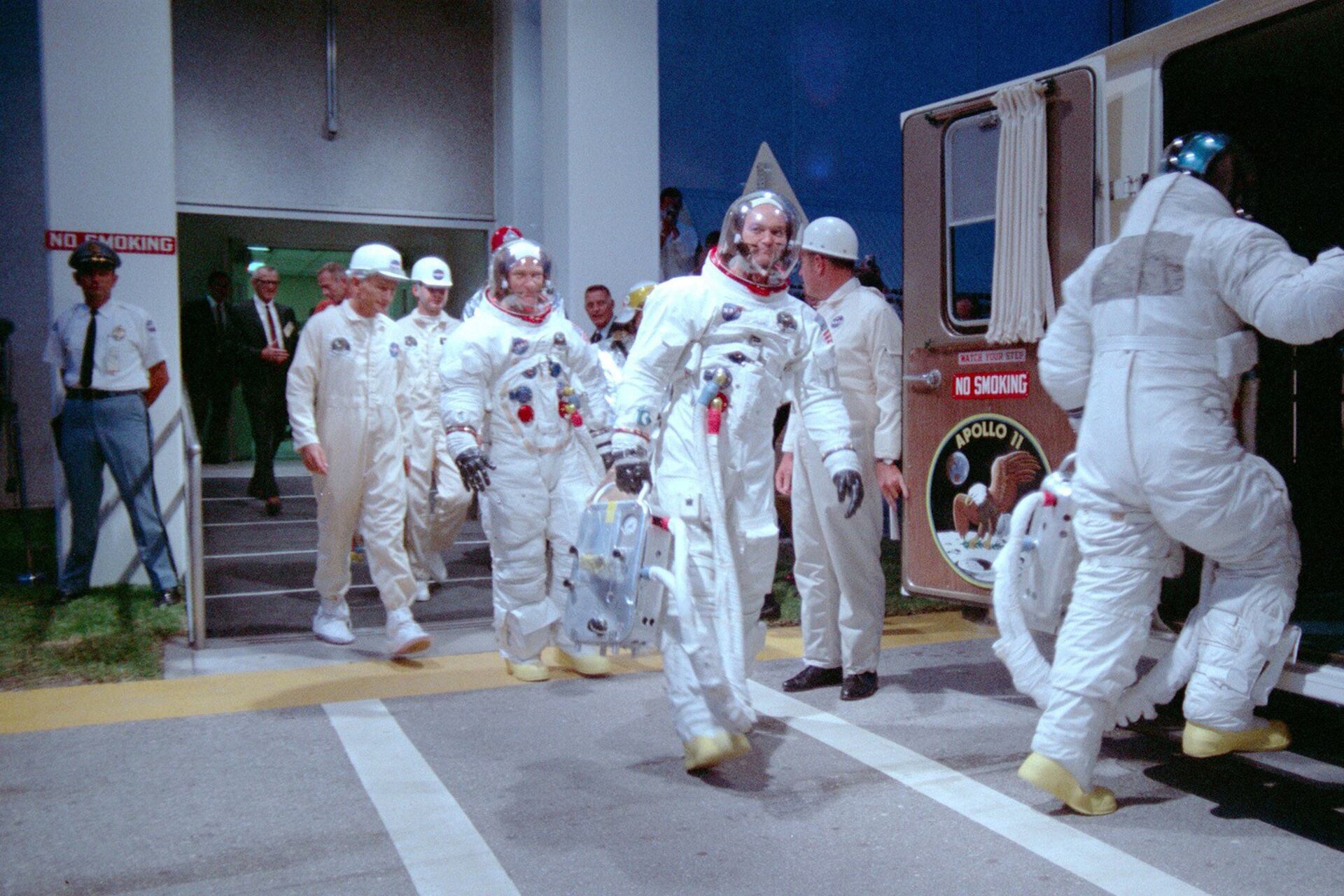 Aldrin, Collins y Armstrong (de espaldas) se dirigen al Apolo 11.