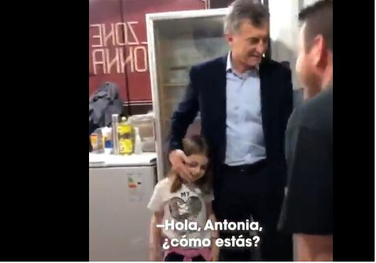 Macri junto con su hija Antonia, saluda a los dueños de la pizzería de Escobar, hace una año atrás.